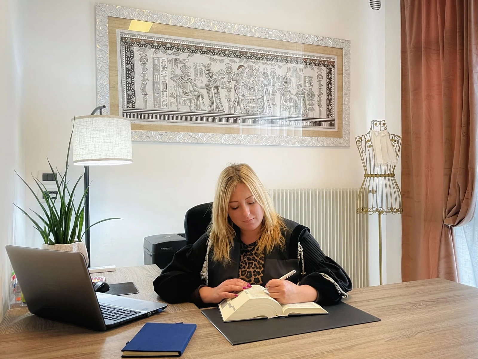 L'Avvocato Martina Piva al lavoro nel proprio studio